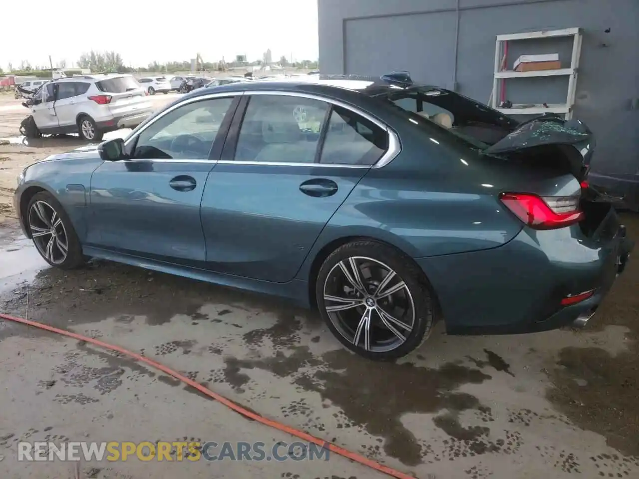2 Photograph of a damaged car 3MW5P7J09M8C05835 BMW 3 SERIES 2021