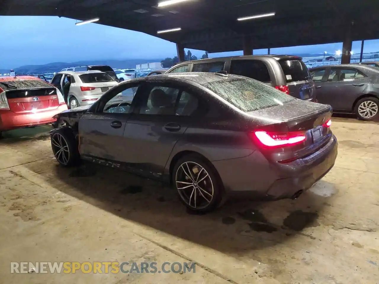 2 Photograph of a damaged car 3MW5P9J01N8C77366 BMW 3 SERIES 2022