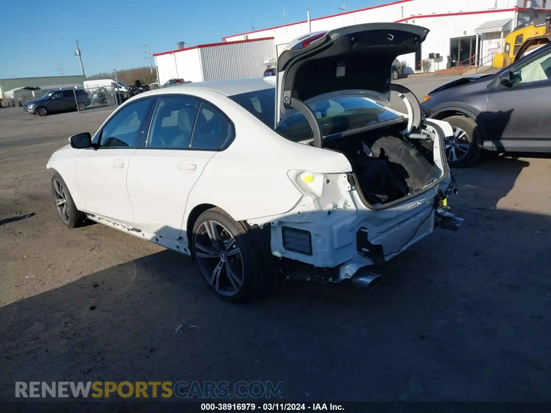 3 fotografías del automóvil dañado 3MW89FF05P8D07177 BMW 330I 2023