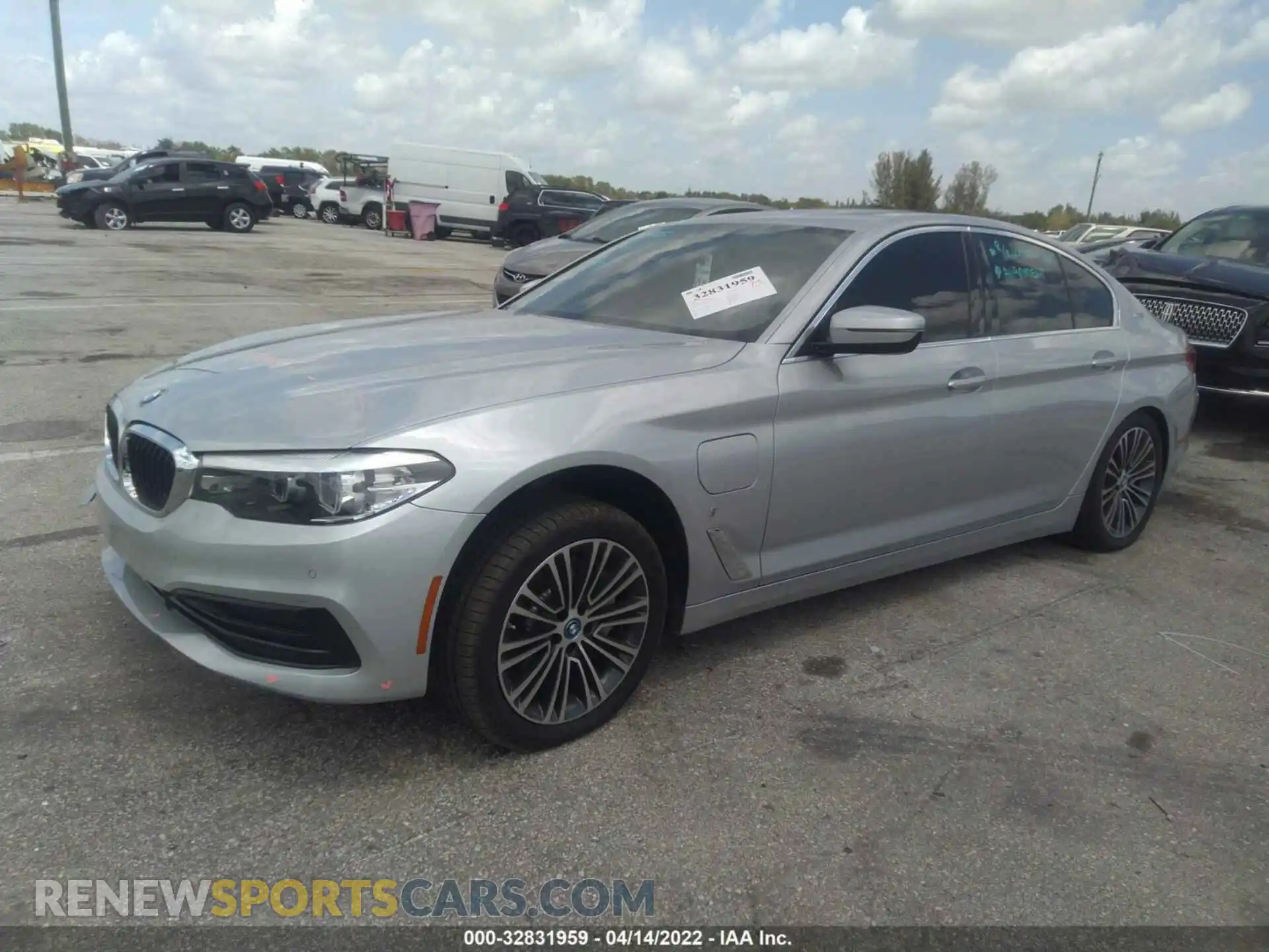 2 fotografías del automóvil dañado WBAJA9C56KB392435 BMW 5 SERIES 2019