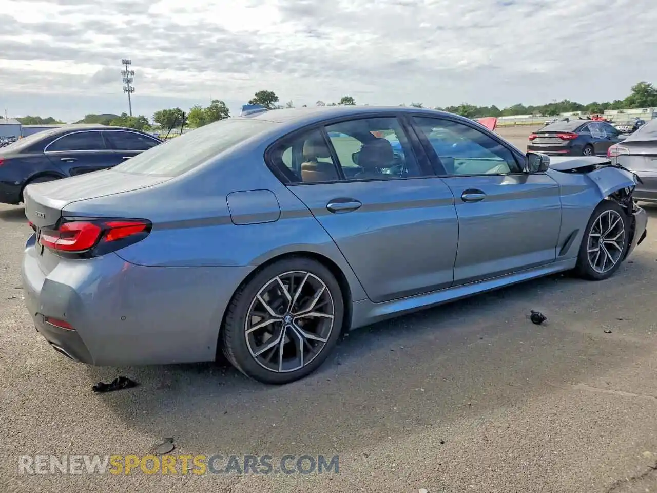 3 fotografías del automóvil dañado WBA13BJ01MWX34619 BMW 5 SERIES 2021