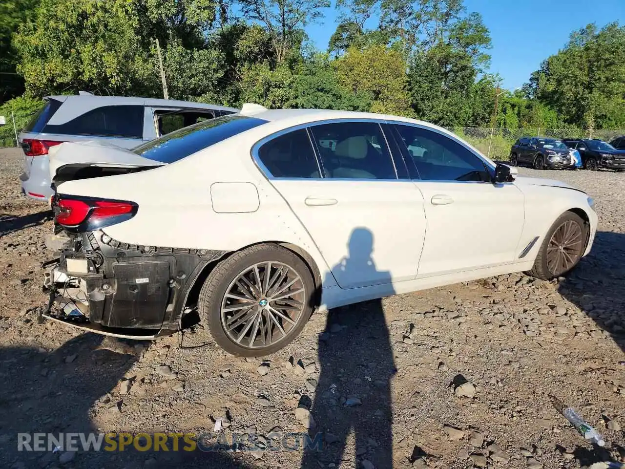 3 fotografías del automóvil dañado WBA13BJ04MCF81027 BMW 5 SERIES 2021