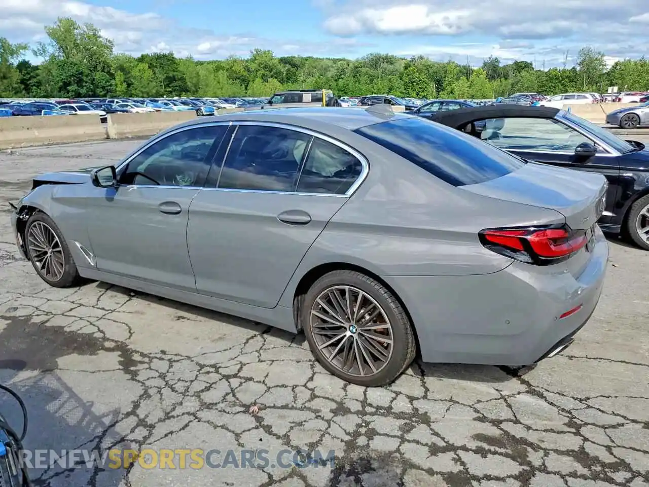 2 Фотография поврежденного автомобиля WBA13BJ04MWX15286 BMW 5 SERIES 2021