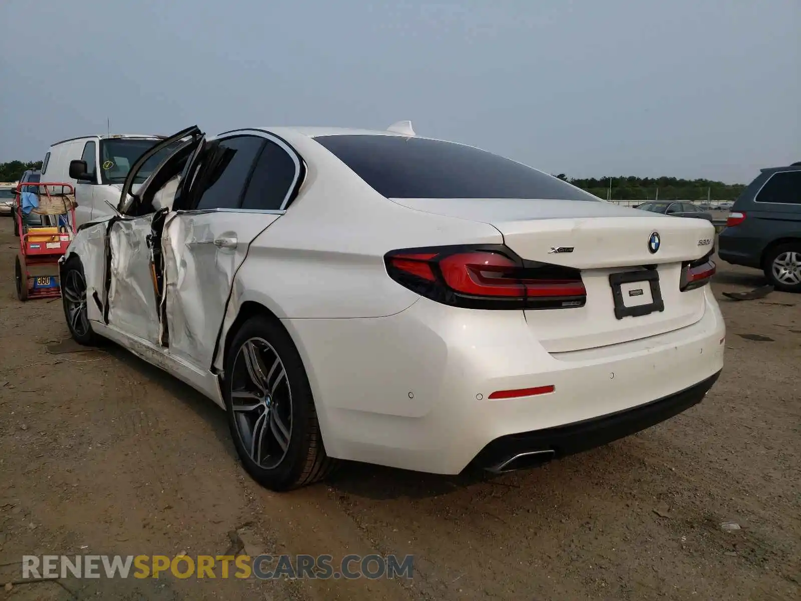 3 Фотография поврежденного автомобиля WBA13BJ09MCF99698 BMW 5 SERIES 2021