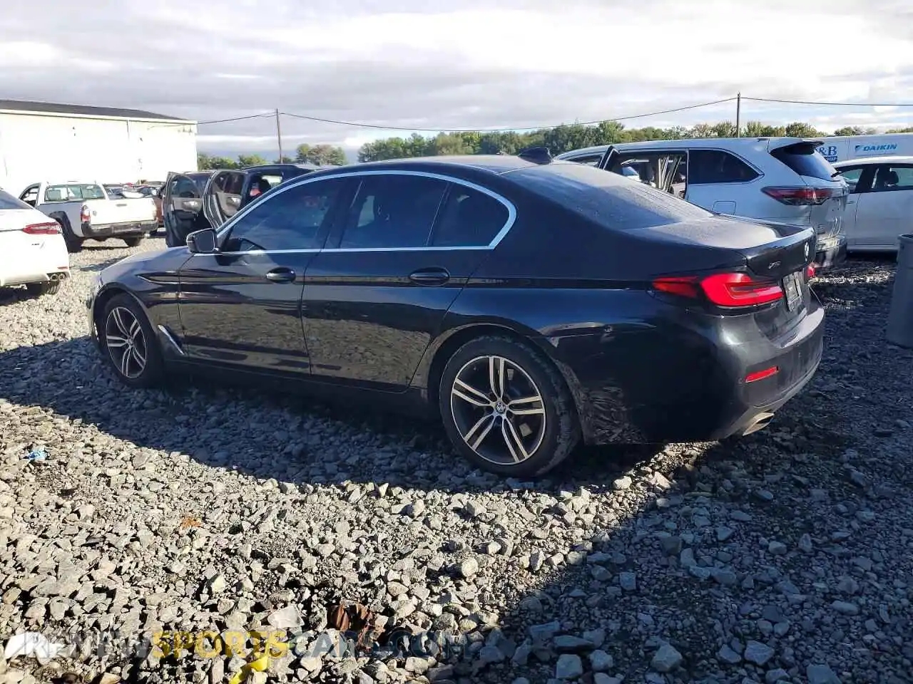 2 Фотография поврежденного автомобиля WBA13BJ0XMWX10562 BMW 5 SERIES 2021