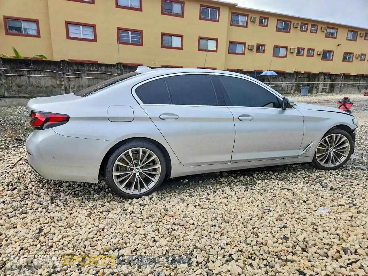 3 fotografías del automóvil dañado WBA53BH02MWX08005 BMW 5 SERIES 2021