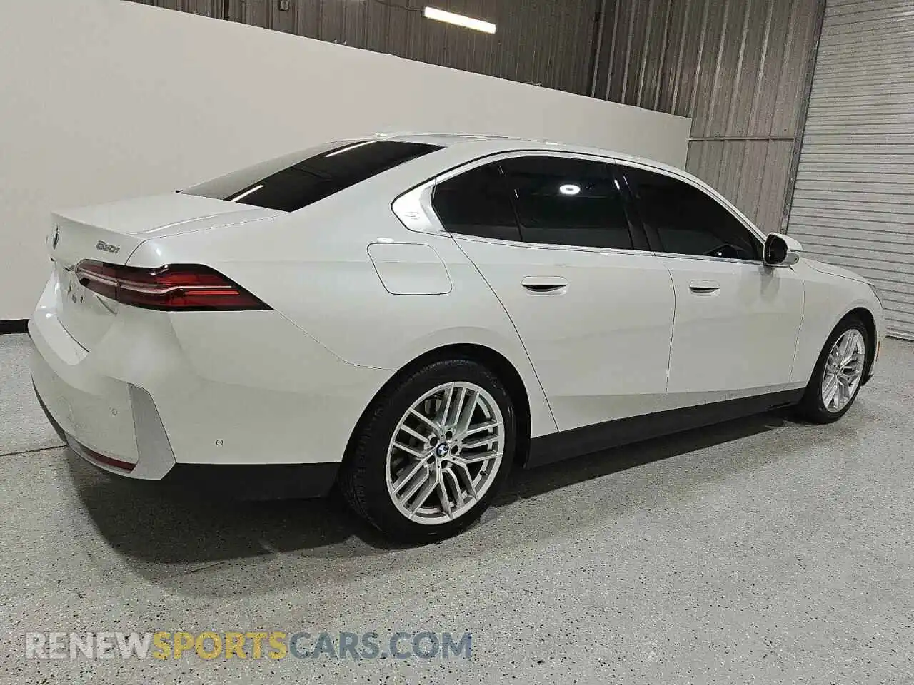 3 Фотография поврежденного автомобиля WBA43FJ02RCR39394 BMW 5 SERIES 2024
