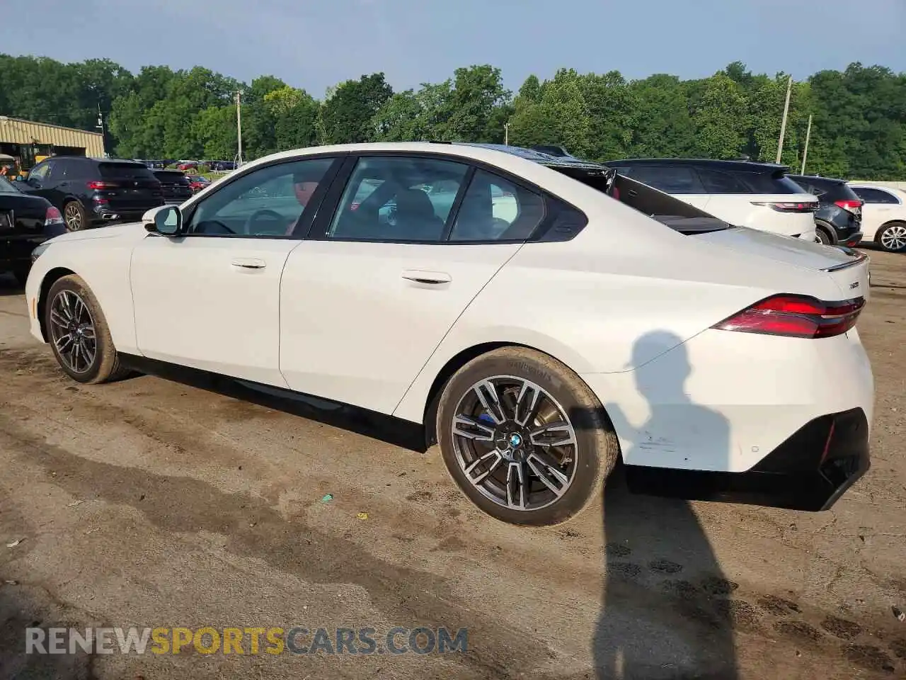2 fotografías del automóvil dañado WBA53FJ04RCP75456 BMW 5 SERIES 2024