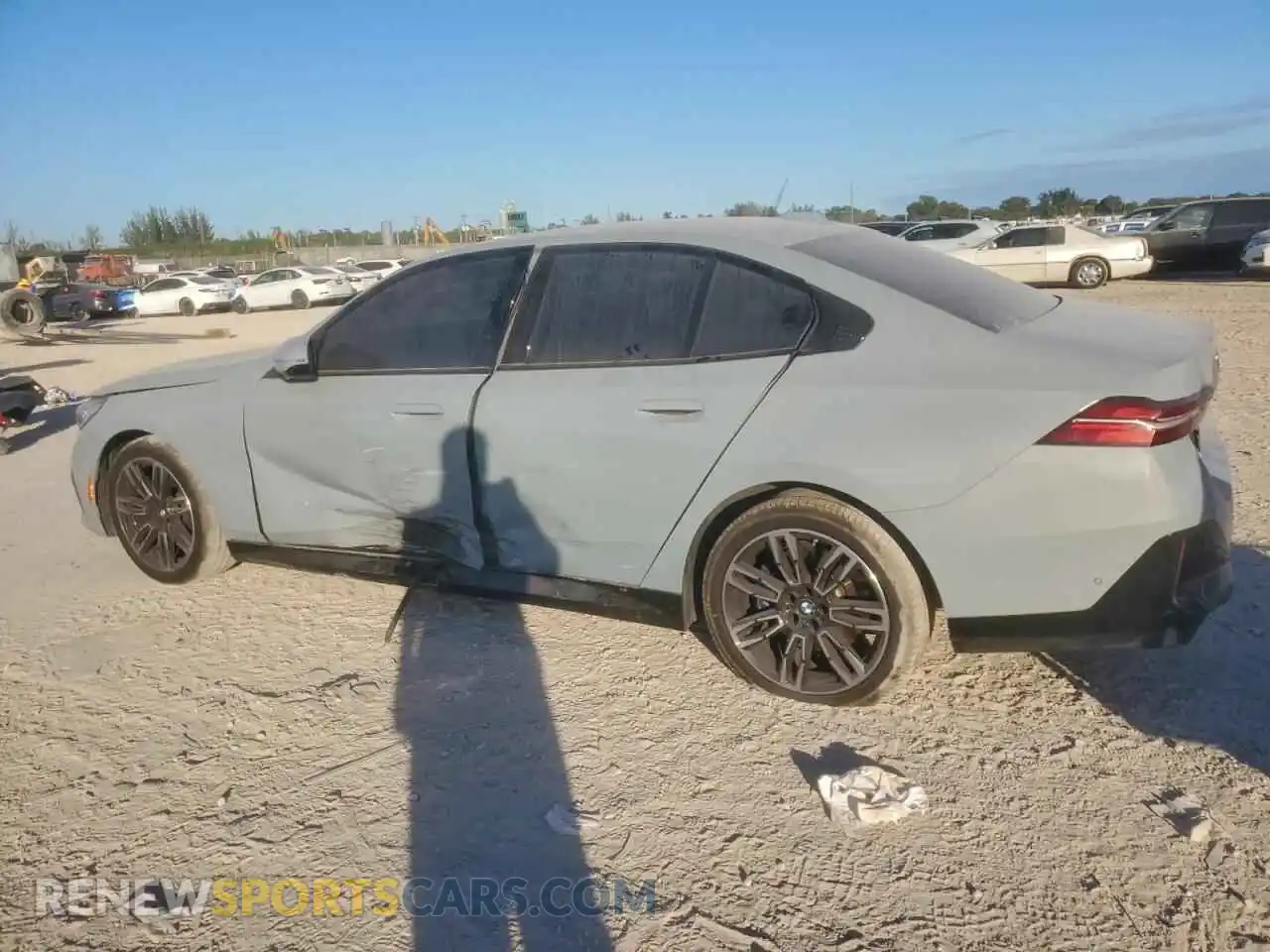 2 Фотография поврежденного автомобиля WBA43FJ07SCT63968 BMW 5 SERIES 2025