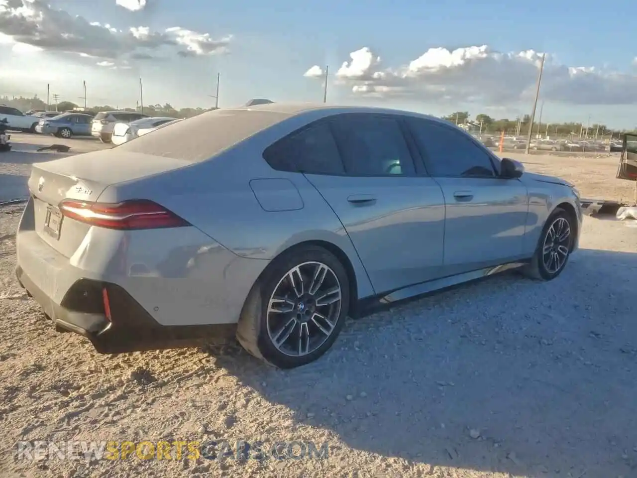 3 Фотография поврежденного автомобиля WBA43FJ07SCT63968 BMW 5 SERIES 2025