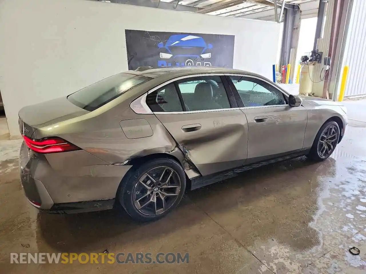 3 Фотография поврежденного автомобиля WBA53FJ03VCY23748 BMW 5 SERIES 2027