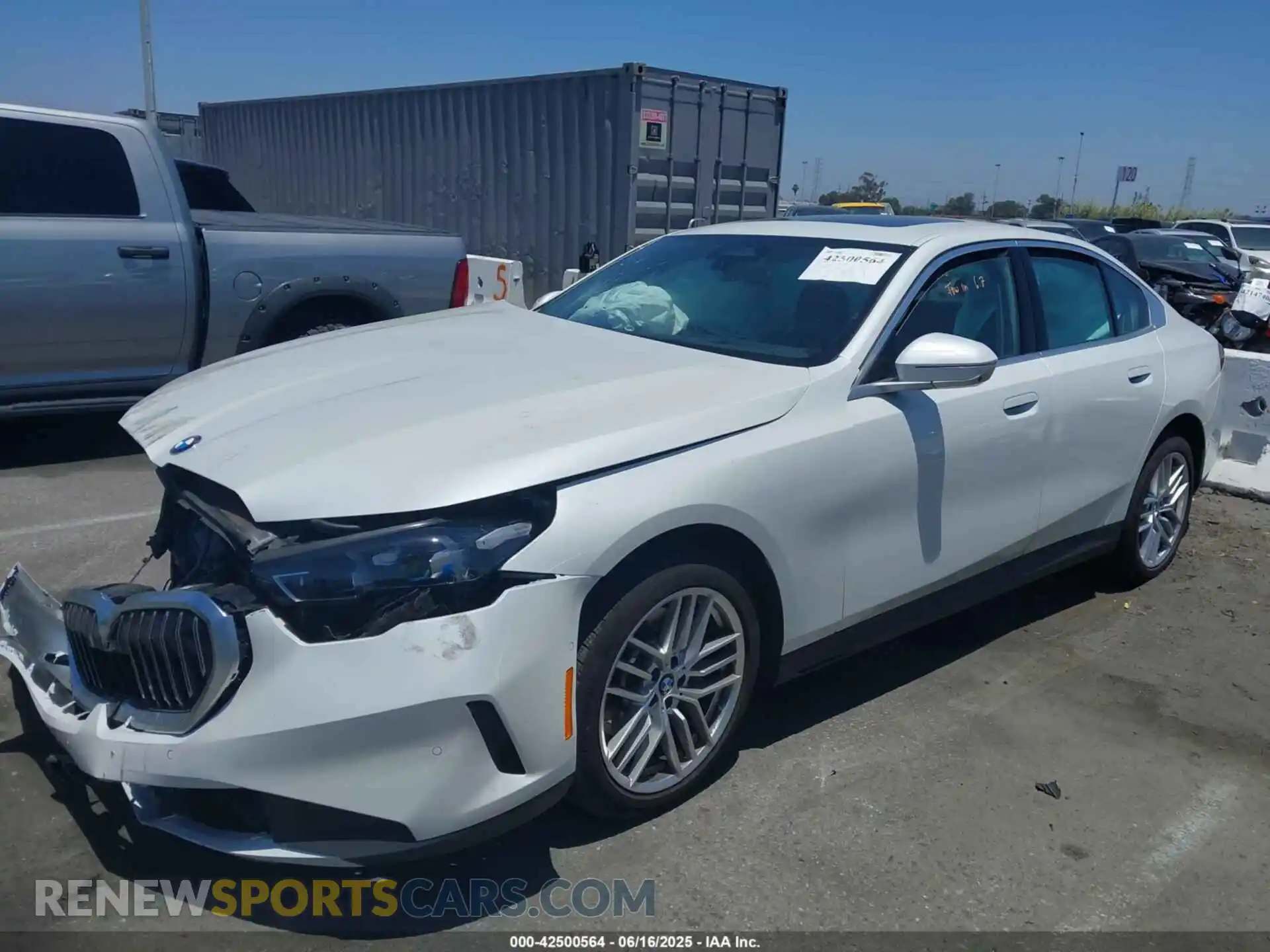 2 fotografías del automóvil dañado WBA53FJ0XSCU65589 BMW 530 2025