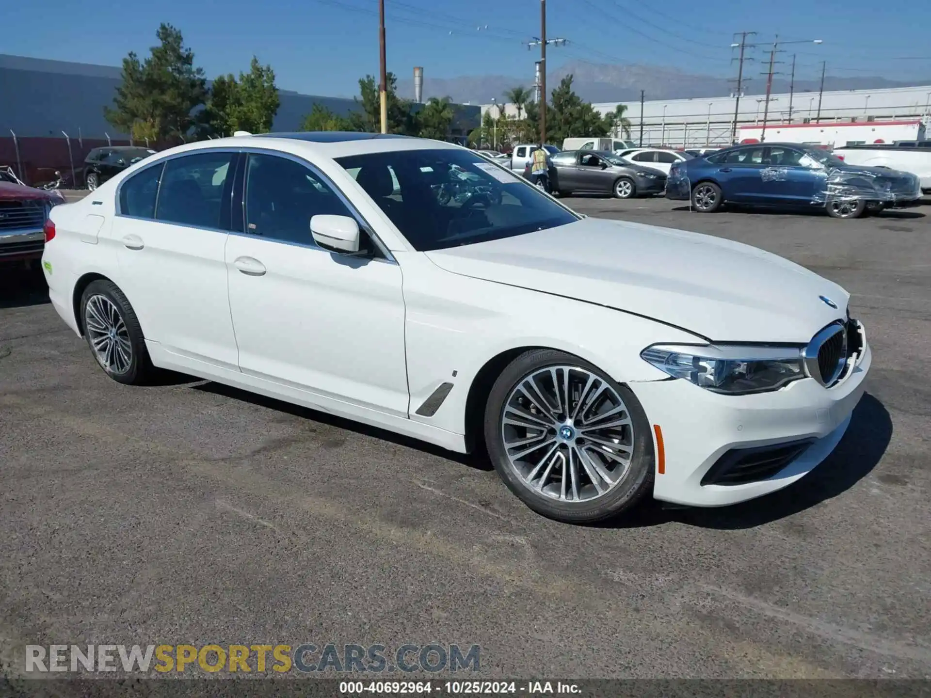 1 Фотография поврежденного автомобиля WBAJA9C53KB399049 BMW 530E 2019