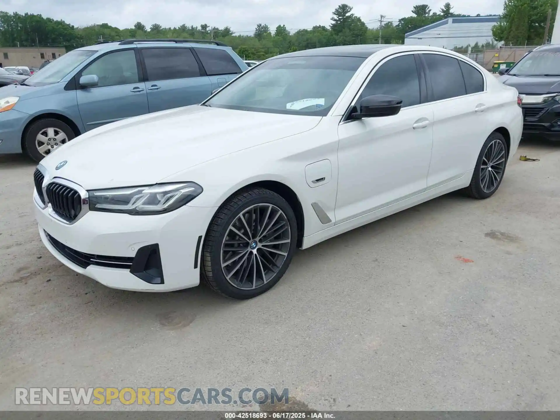 2 fotografías del automóvil dañado WBA33AG01PCM34630 BMW 530E 2023