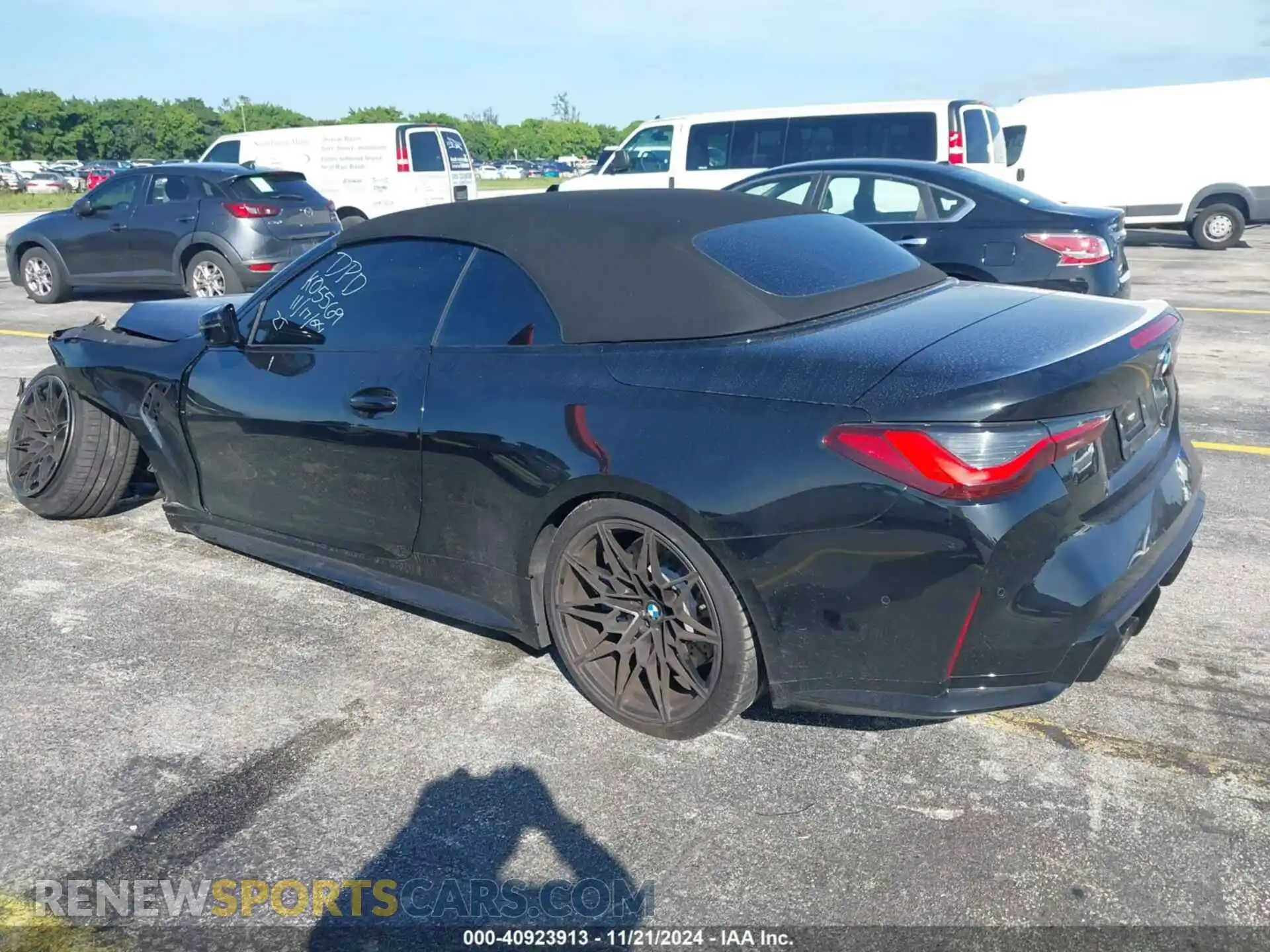 3 Photograph of a damaged car WBS33BA09NCK05569 BMW M4 2022