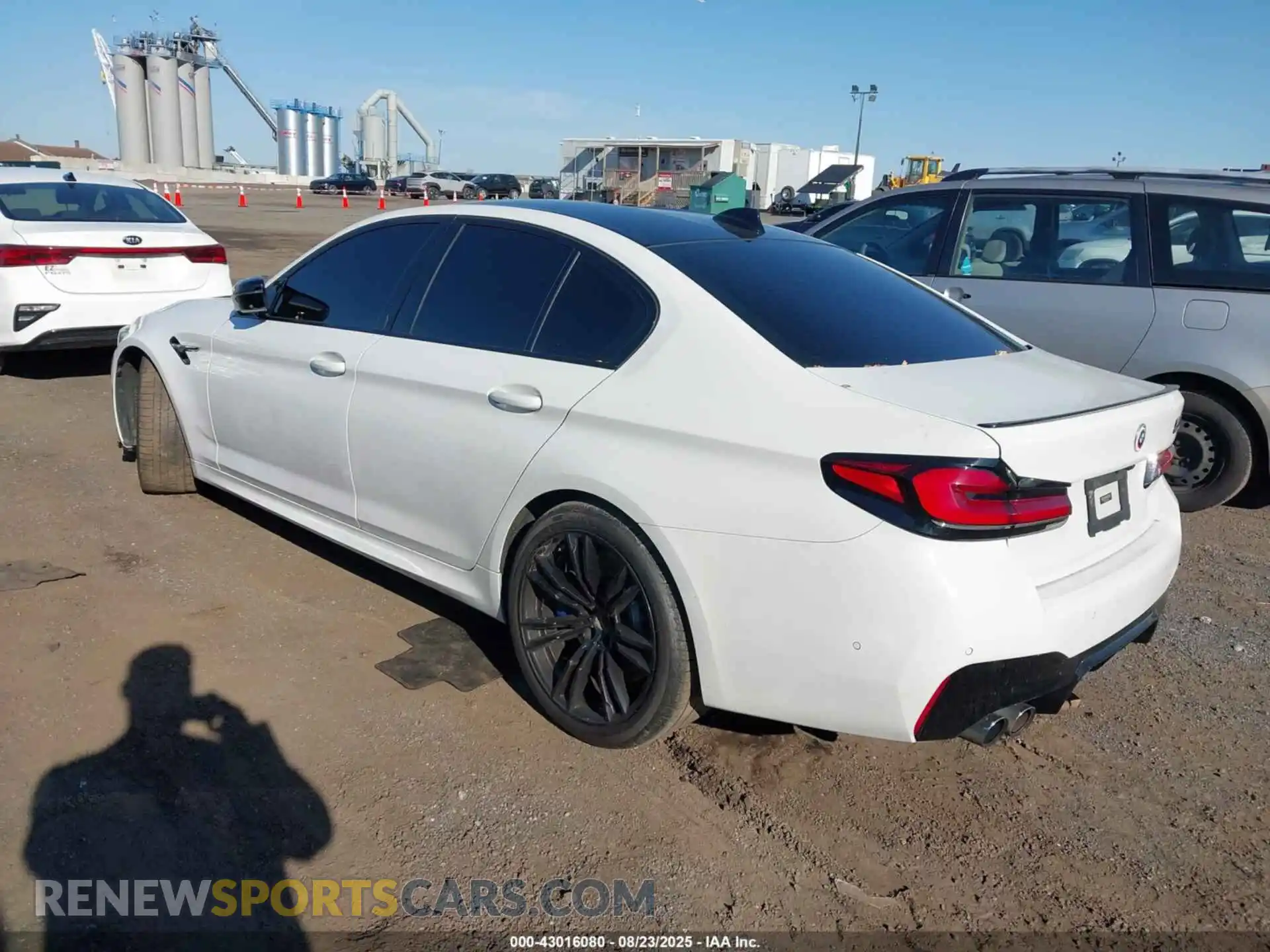 3 Photograph of a damaged car WBS83CH05MCF83827 BMW M5 2021
