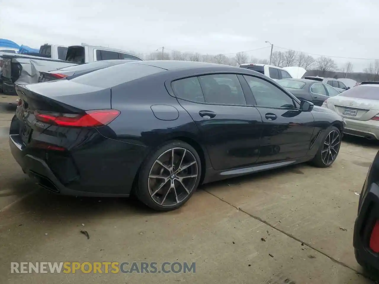 3 Photograph of a damaged car WBAGV8C03NCJ36975 BMW M8 2022