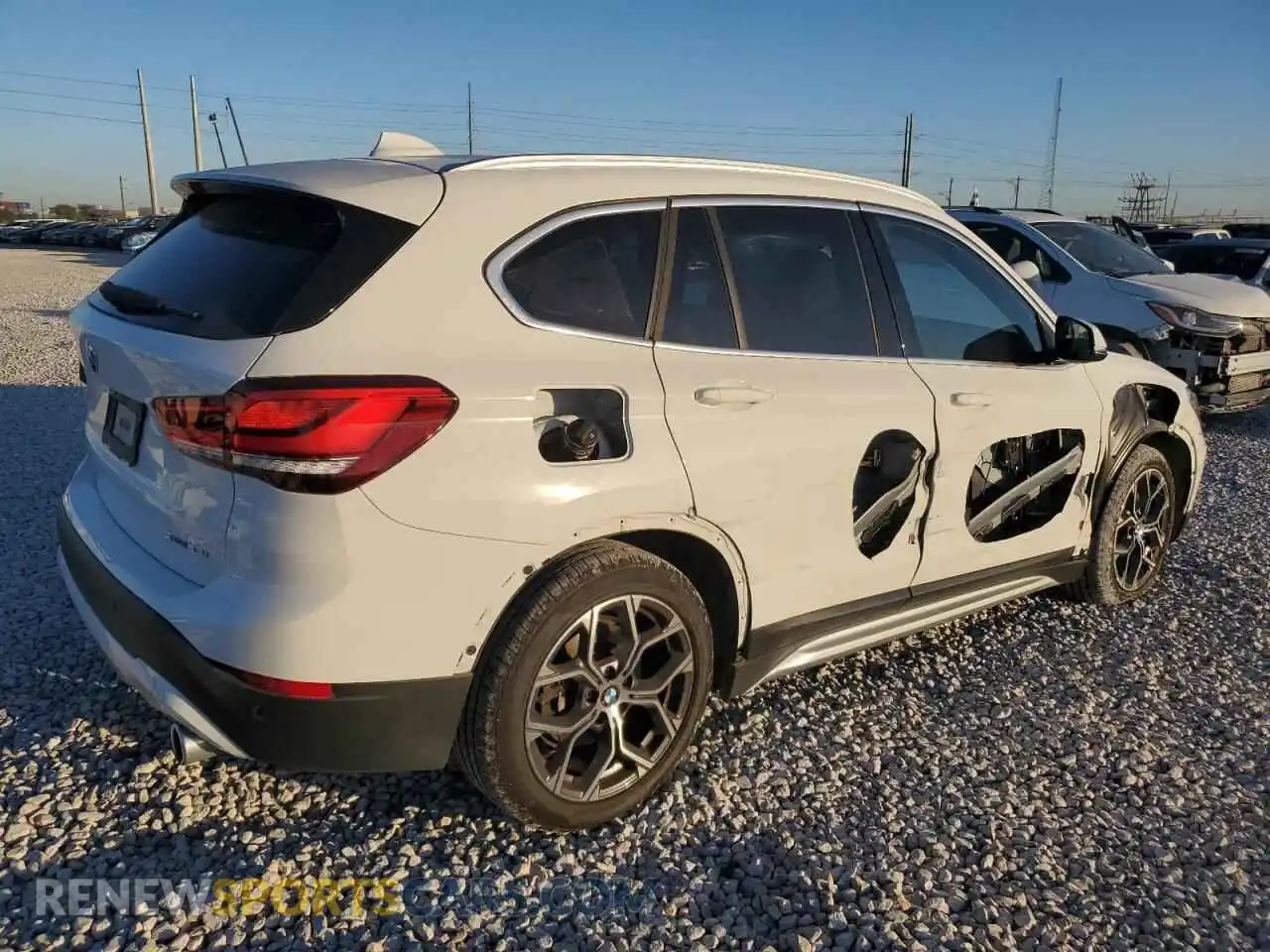 3 Photograph of a damaged car WBXJG7C0XM5S46621 BMW X1 2021