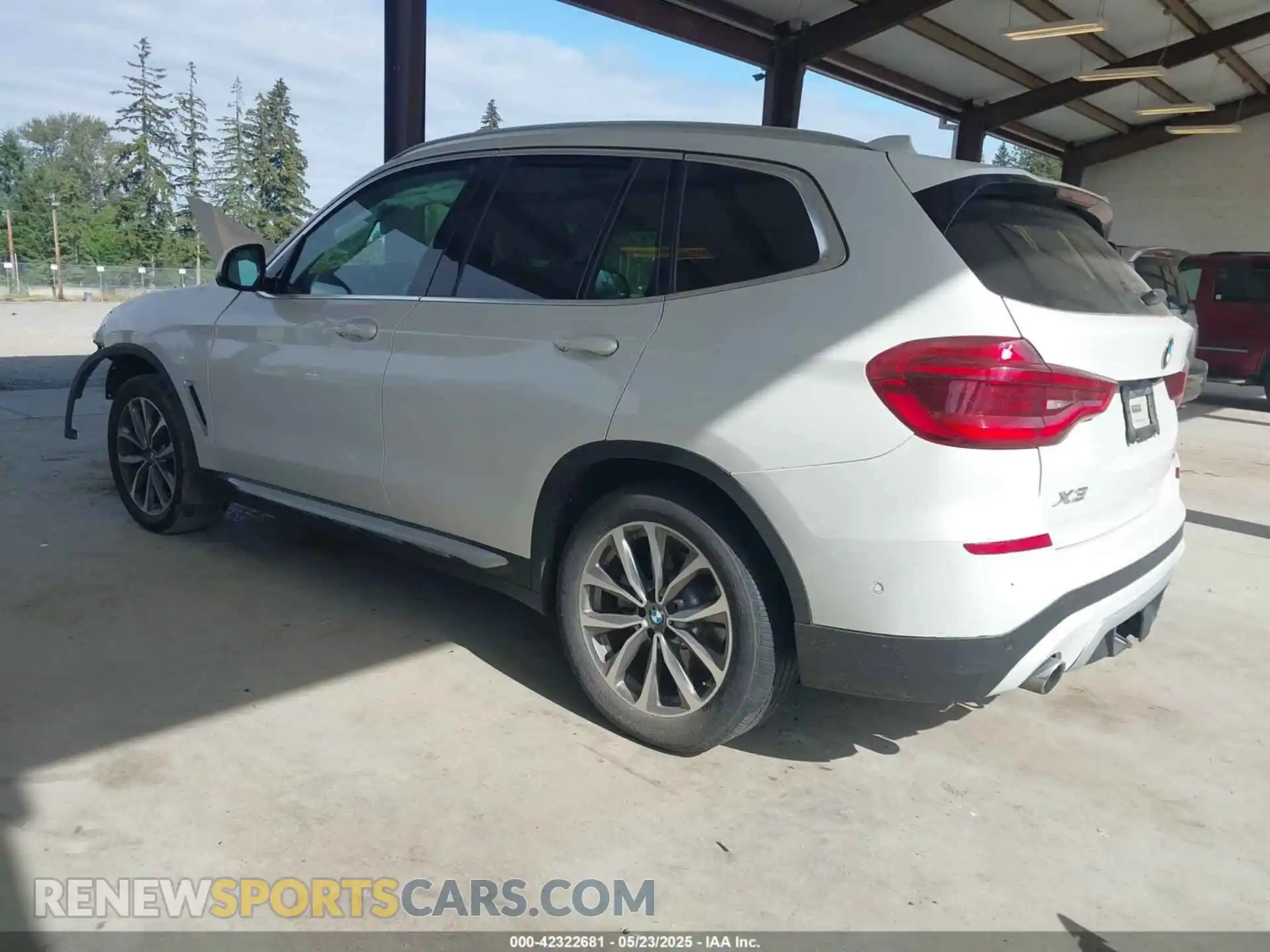 3 Photograph of a damaged car 5UXTR9C52KLP96605 BMW X3 2019