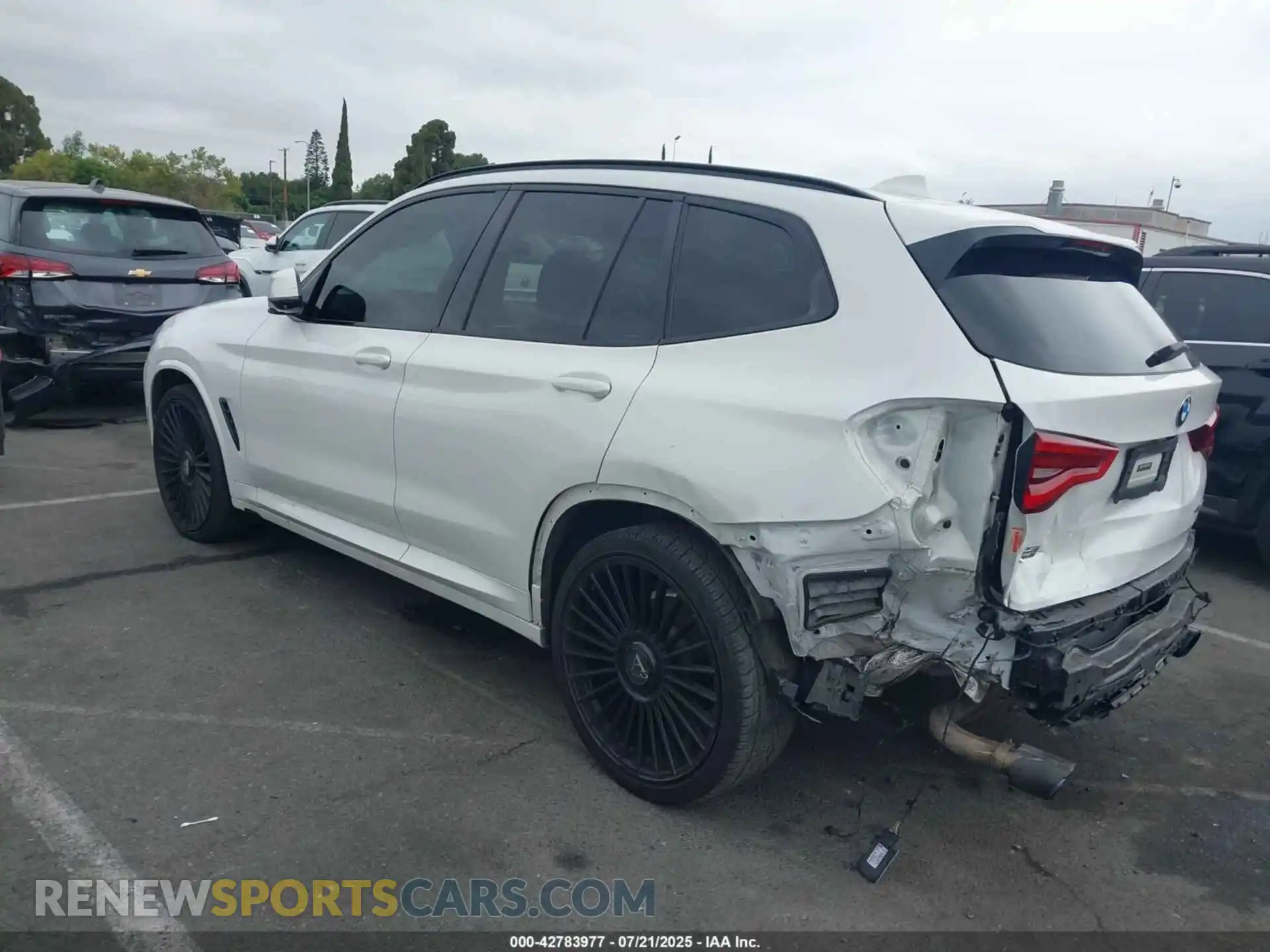 3 Photograph of a damaged car 5UXTY3C03M9D84572 BMW X3 2021