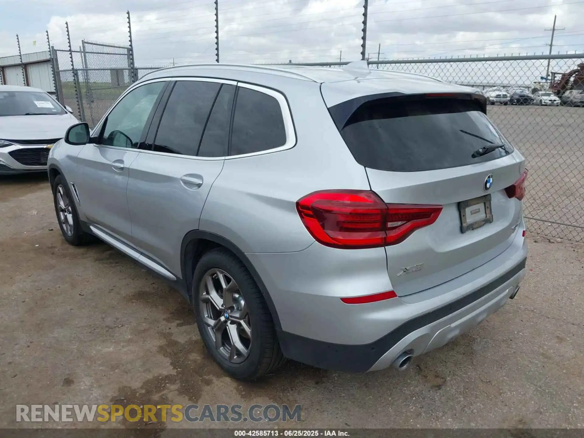 3 Photograph of a damaged car 5UXTY3C0XM9F59223 BMW X3 2021
