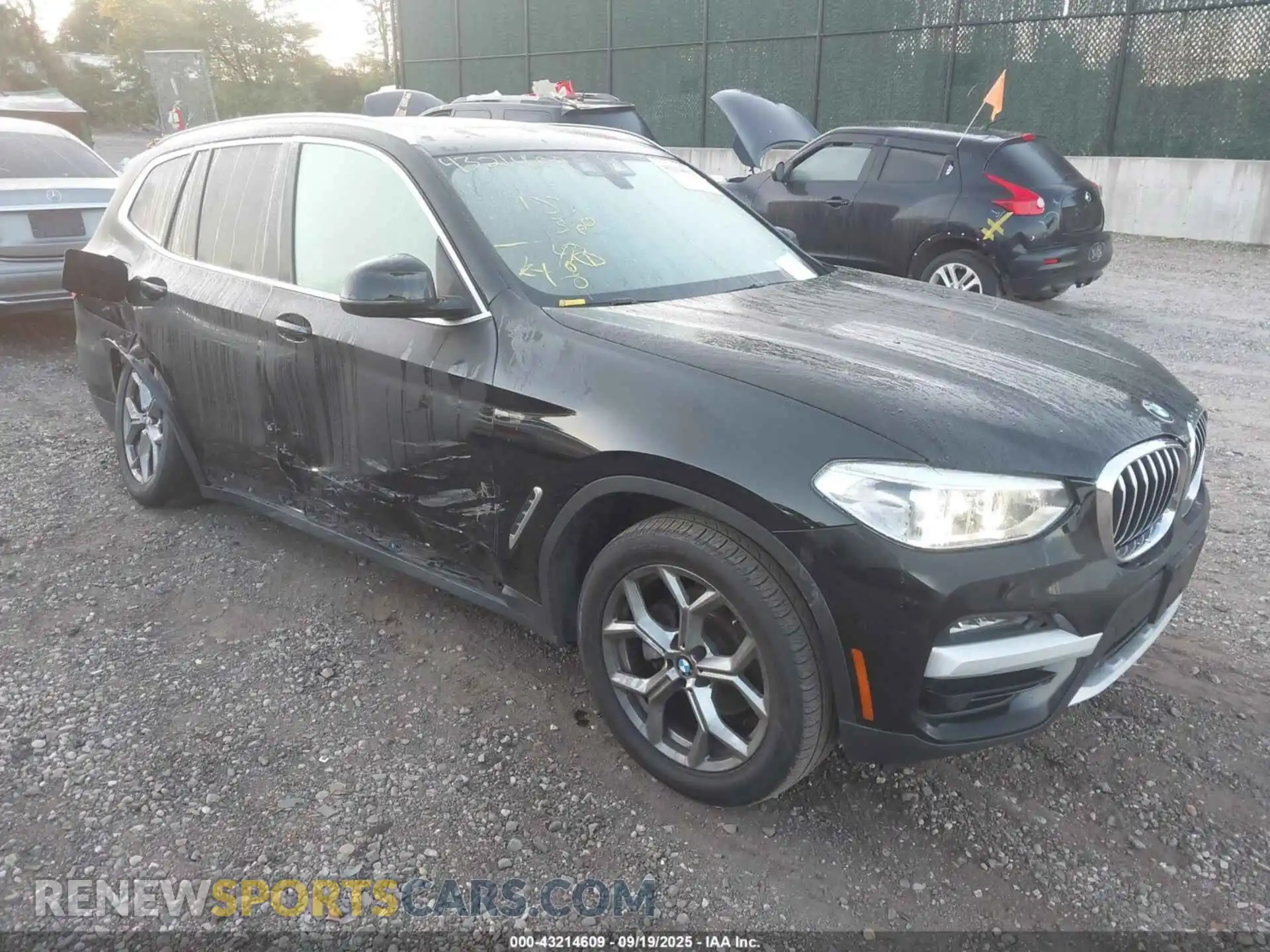 1 Photograph of a damaged car 5UXTY5C00M9F13010 BMW X3 2021