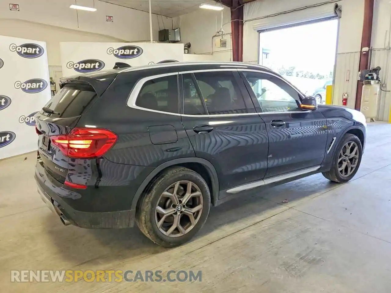 3 Photograph of a damaged car 5UXTY5C05M9E37011 BMW X3 2021