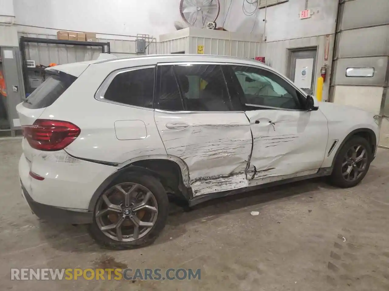 3 Photograph of a damaged car 5UXTY5C08M9G31225 BMW X3 2021