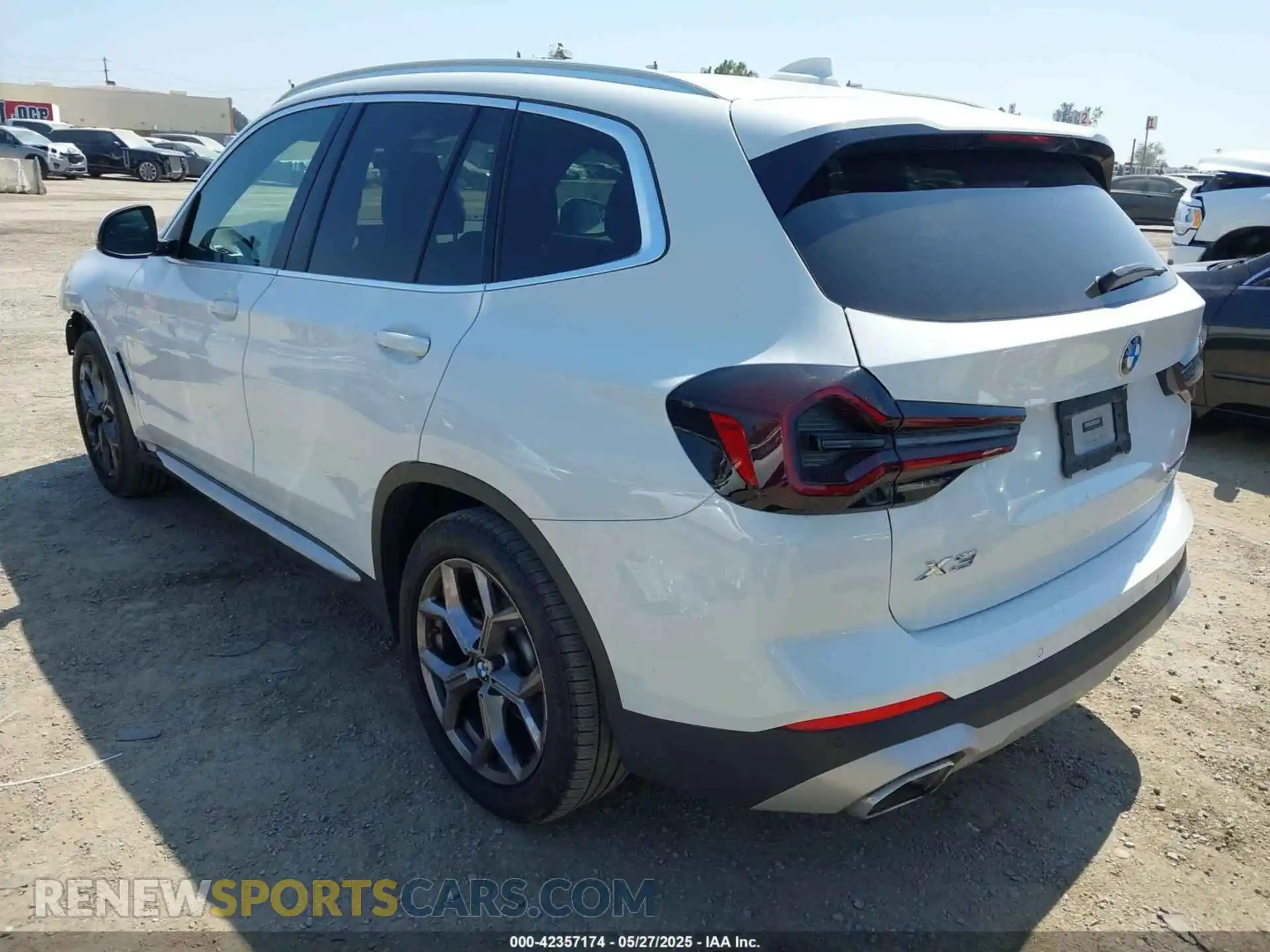 3 Photograph of a damaged car 5UX43DP02N9M15330 BMW X3 2022