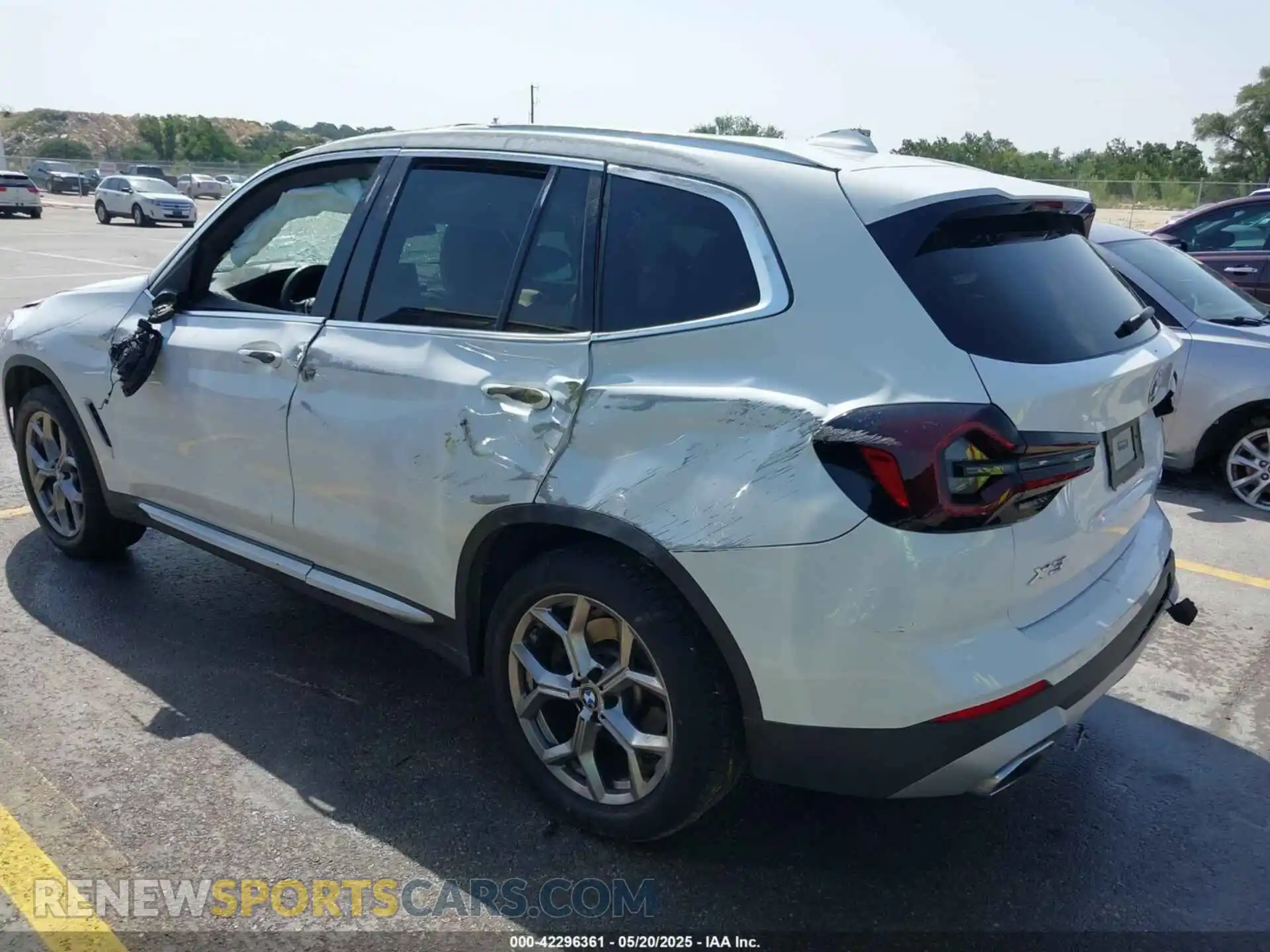 3 Photograph of a damaged car 5UX43DP03N9J64740 BMW X3 2022