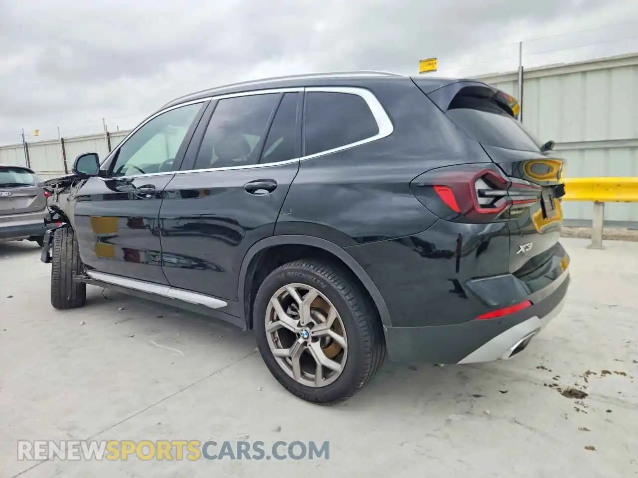 2 Photograph of a damaged car 5UX43DP03N9J81960 BMW X3 2022
