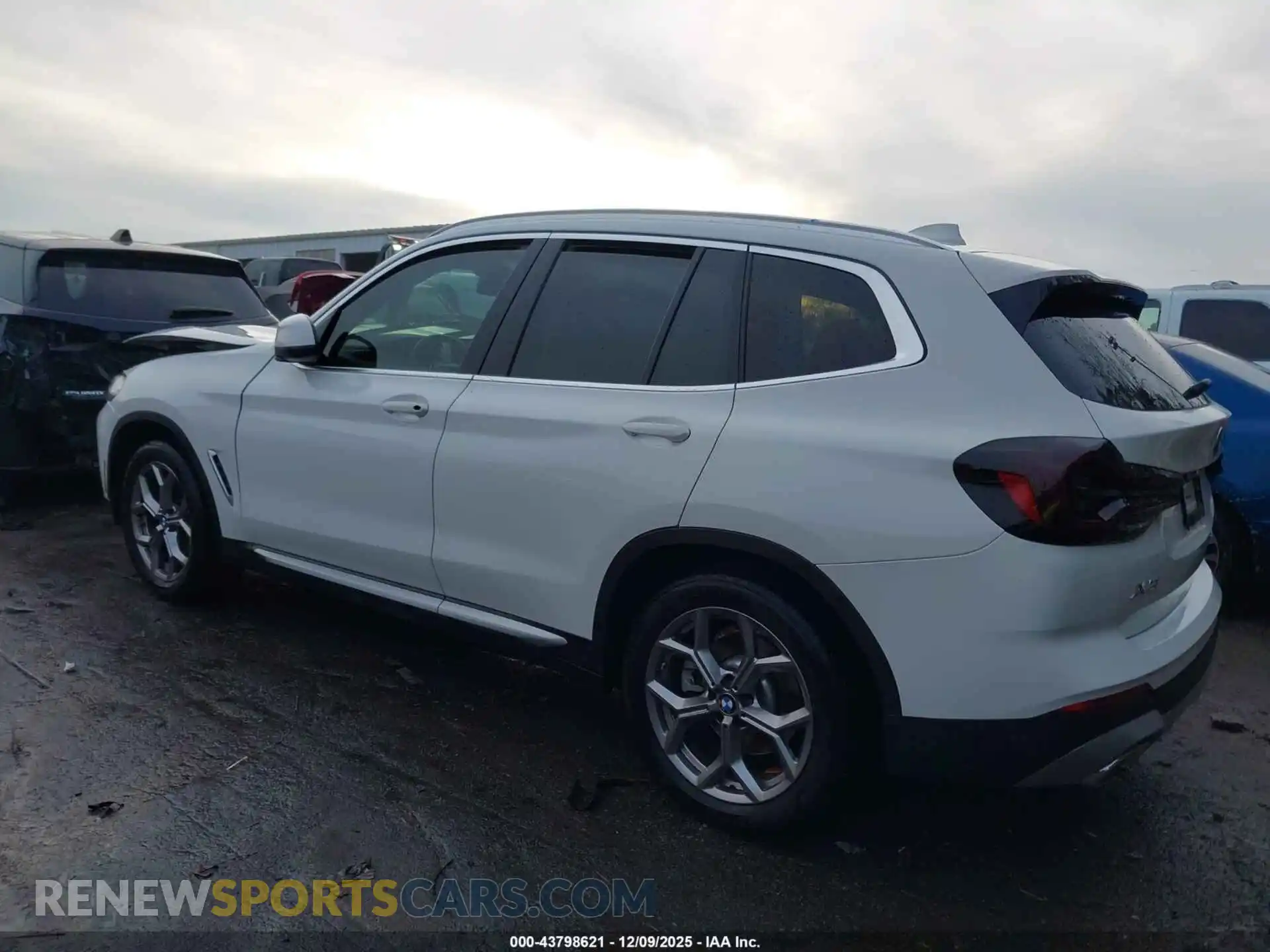 3 Photograph of a damaged car 5UX43DP04N9N14120 BMW X3 2022