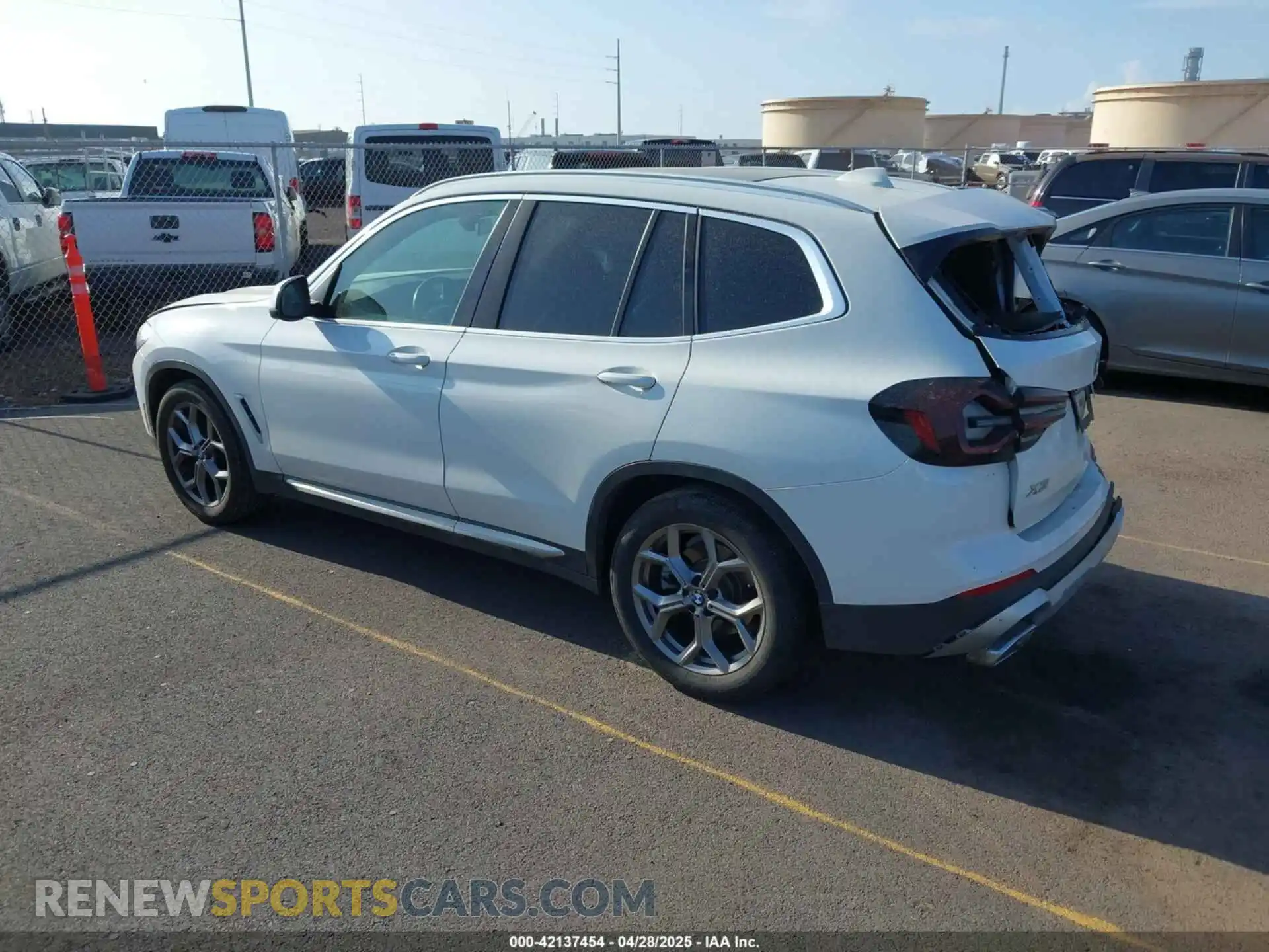 3 Photograph of a damaged car 5UX43DP05N9K99492 BMW X3 2022