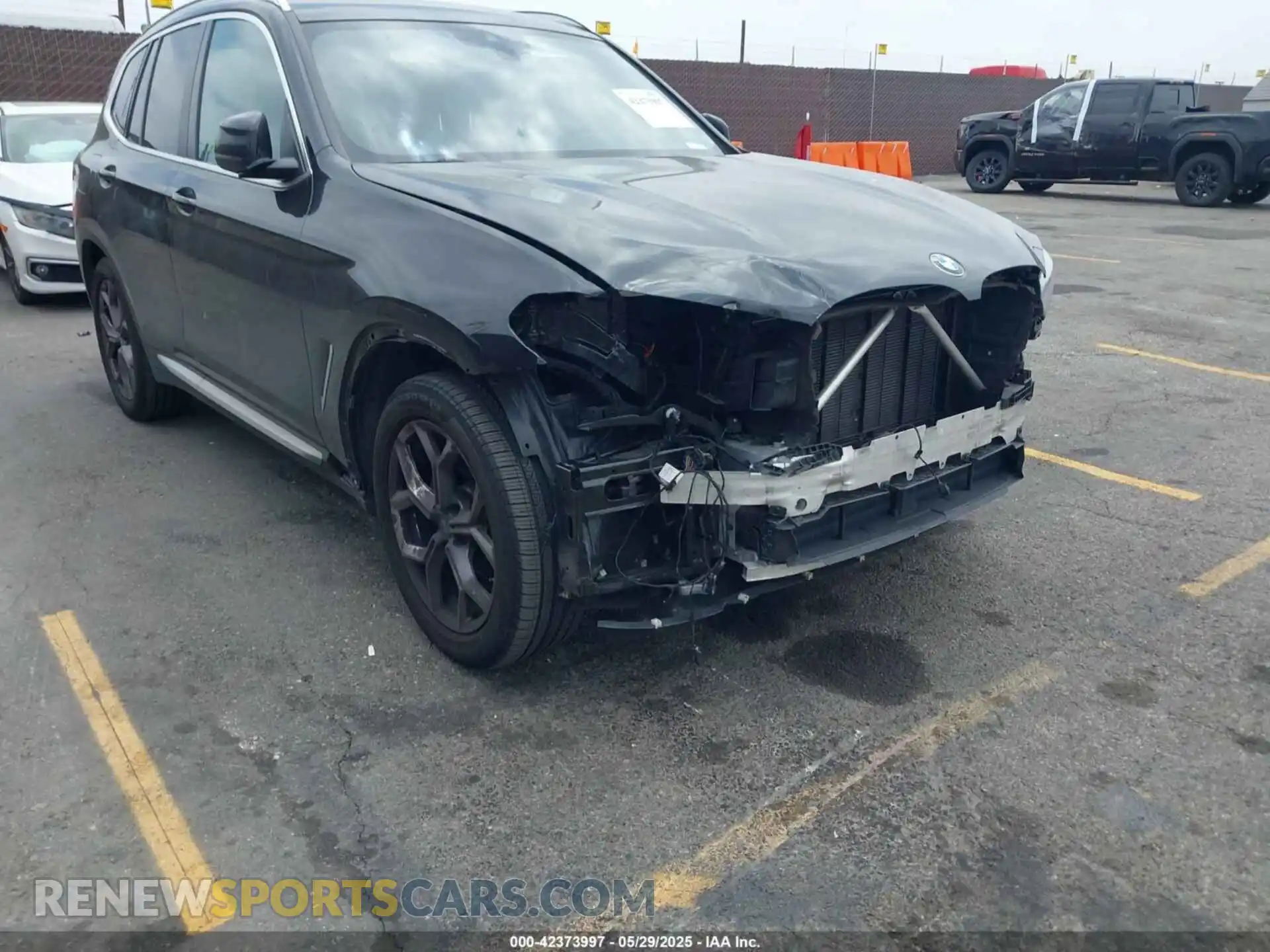 1 Photograph of a damaged car 5UX43DP06N9K64329 BMW X3 2022
