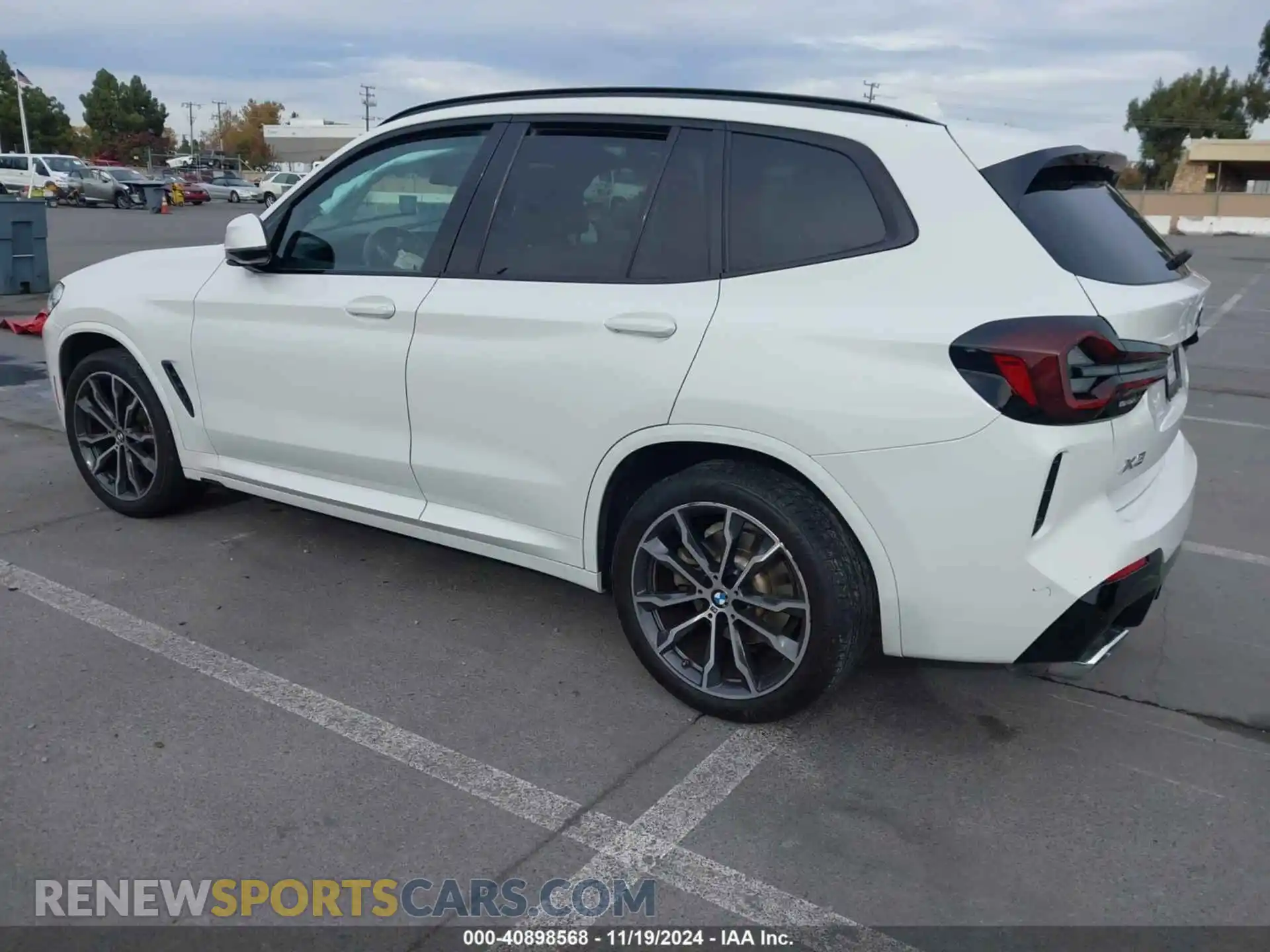 3 Photograph of a damaged car 5UX53DP00N9K29600 BMW X3 2022