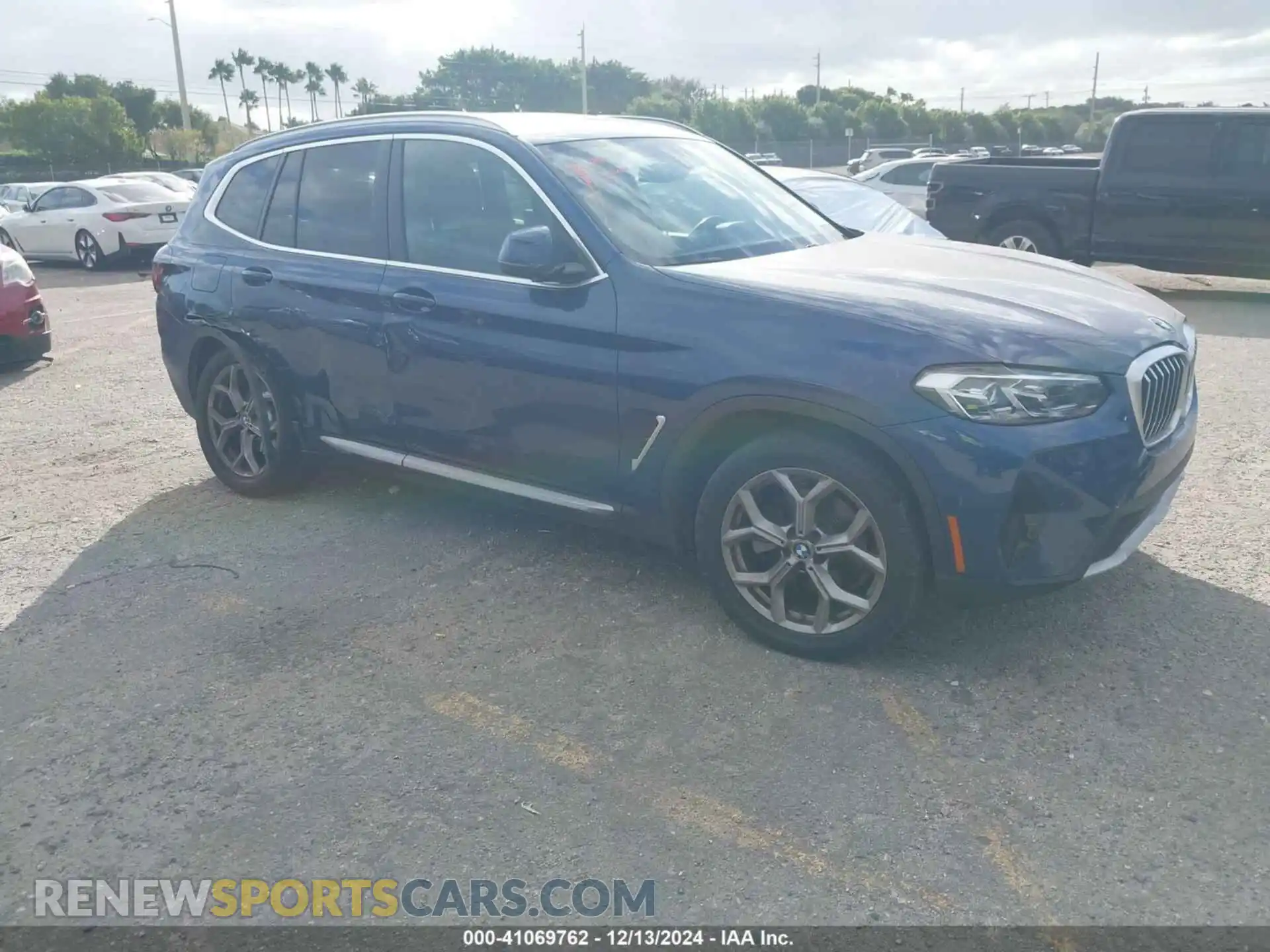 1 Photograph of a damaged car 5UX53DP02N9M96060 BMW X3 2022