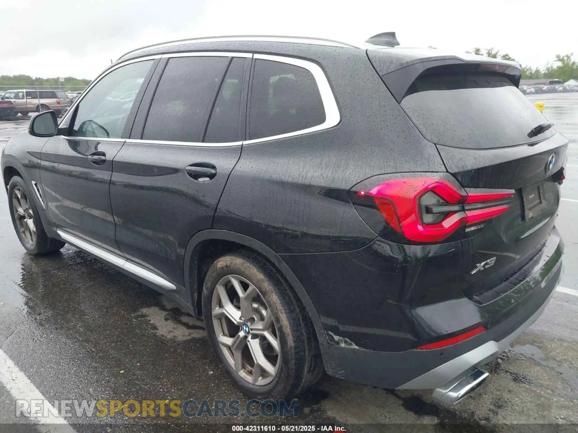 3 Photograph of a damaged car 5UX53DP06N9J37455 BMW X3 2022