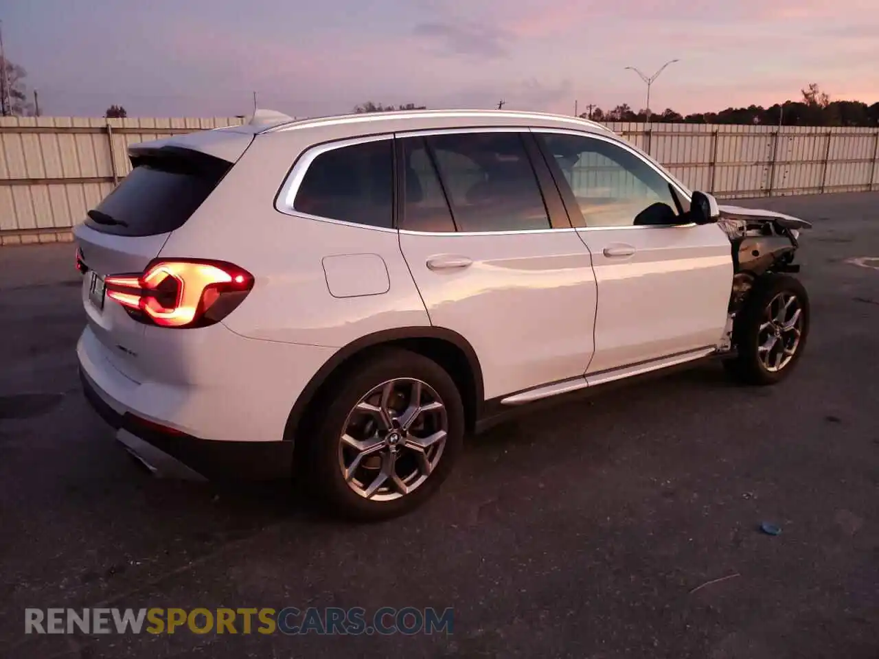 3 Photograph of a damaged car 5UX53DP06N9N05133 BMW X3 2022