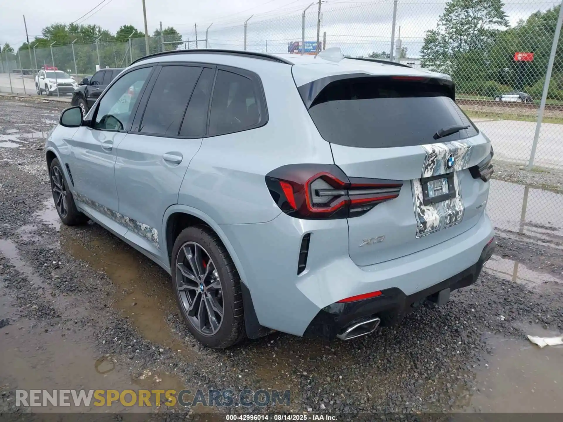 3 Photograph of a damaged car 5UX53DP09N9K21463 BMW X3 2022