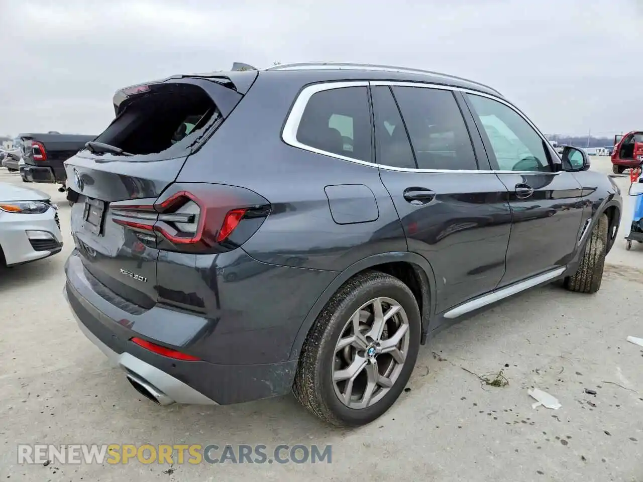 3 Photograph of a damaged car 5UX53DP09N9N22069 BMW X3 2022