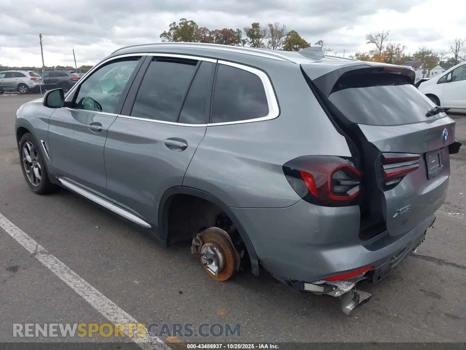 3 Photograph of a damaged car 5UX43DP00P9S22726 BMW X3 2023