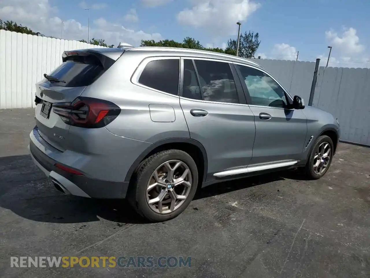 3 Photograph of a damaged car 5UX43DP03P9S10313 BMW X3 2023