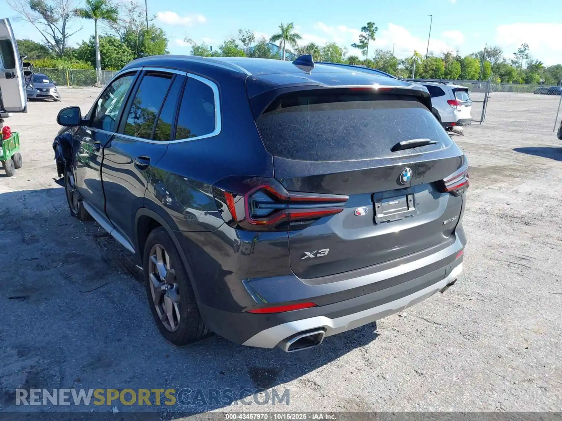 3 Photograph of a damaged car 5UX43DP05P9S11172 BMW X3 2023