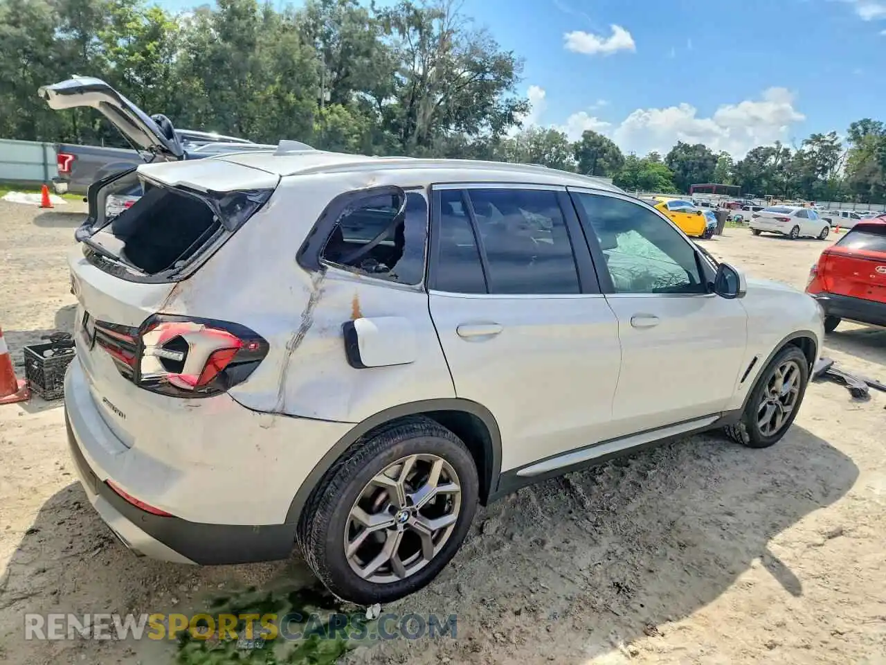 3 Photograph of a damaged car 5UX43DP07P9S50992 BMW X3 2023