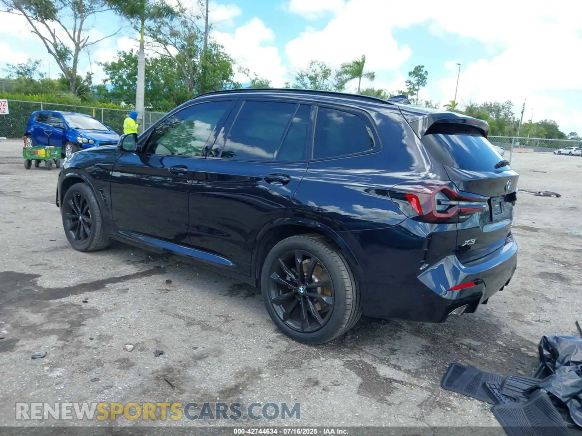 3 Photograph of a damaged car 5UX43DP0XP9P44053 BMW X3 2023