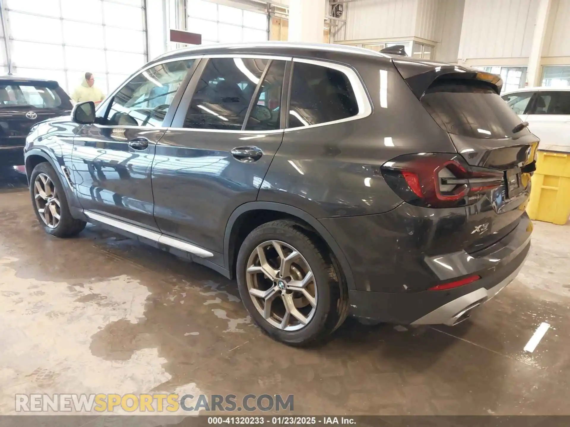 3 Photograph of a damaged car 5UX53DP00P9S47260 BMW X3 2023