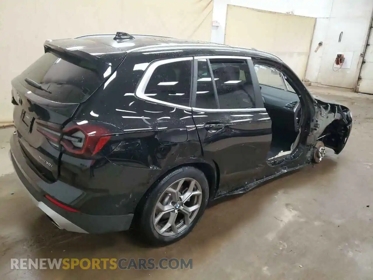 3 Photograph of a damaged car 5UX53DP00P9S71445 BMW X3 2023