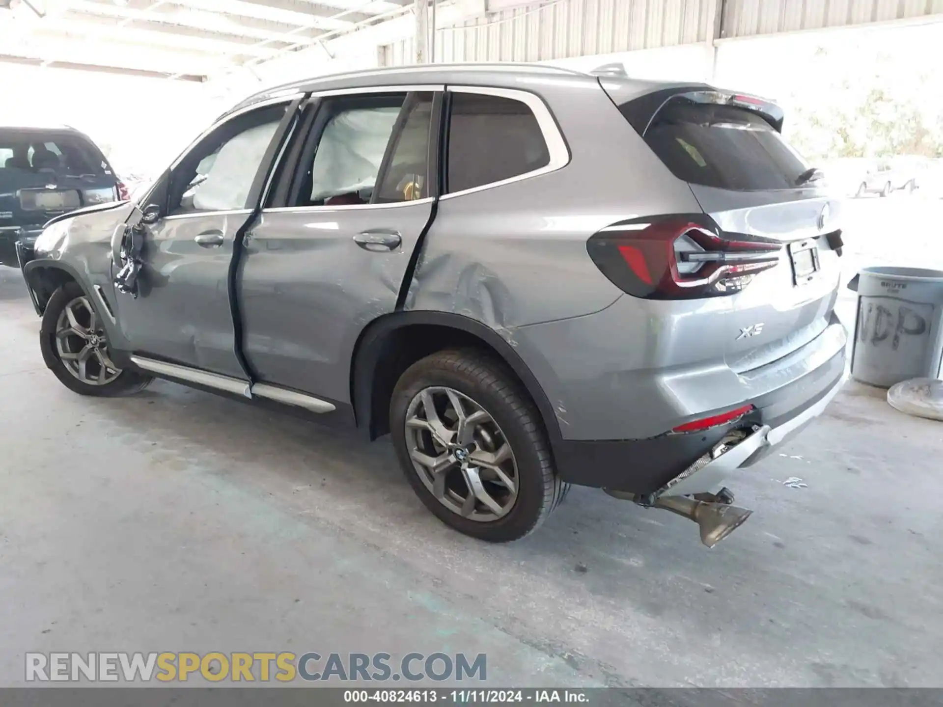 3 Photograph of a damaged car 5UX53DP04P9N70744 BMW X3 2023