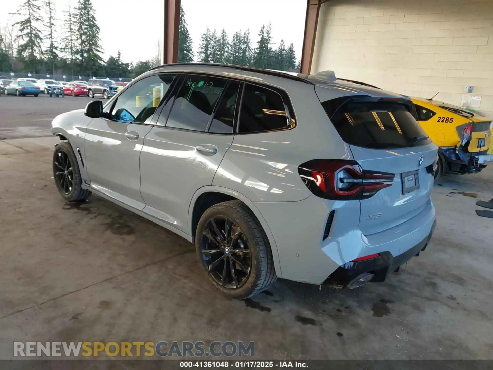 3 Photograph of a damaged car 5UX53DP04P9N97930 BMW X3 2023
