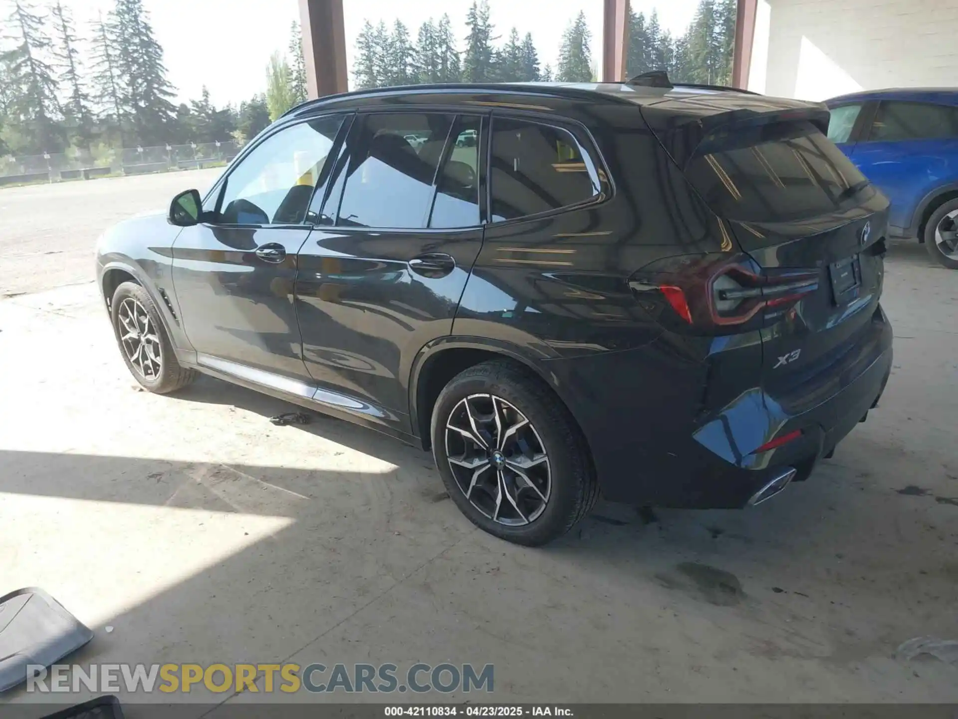 3 Photograph of a damaged car 5UX53DP04P9T10635 BMW X3 2023